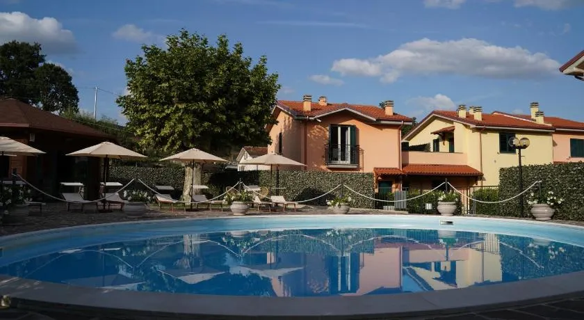 esiloM Aparthotel - Image 1