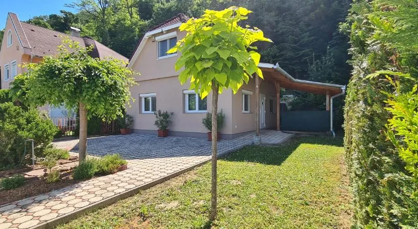 Vízparti nyaraló - Image 1