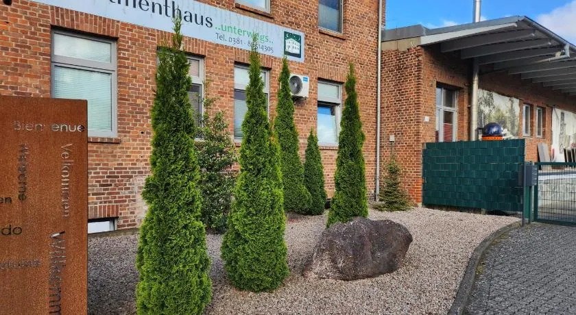 Unterwegs ins Apartmenthaus ehemalige Apartmenthaus Unterwegs - Image 1