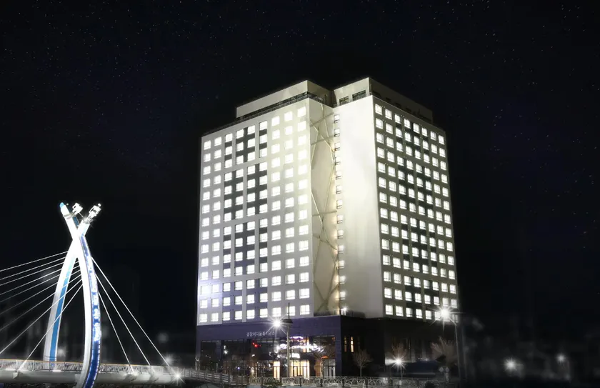 AM Hotel - Image 1