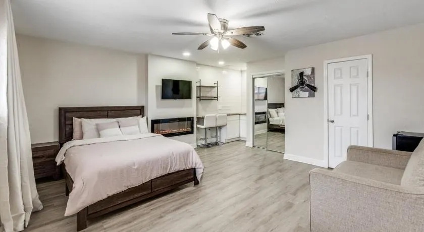Modern Luxe Studio attached to home near Randolph AFB - Image 1