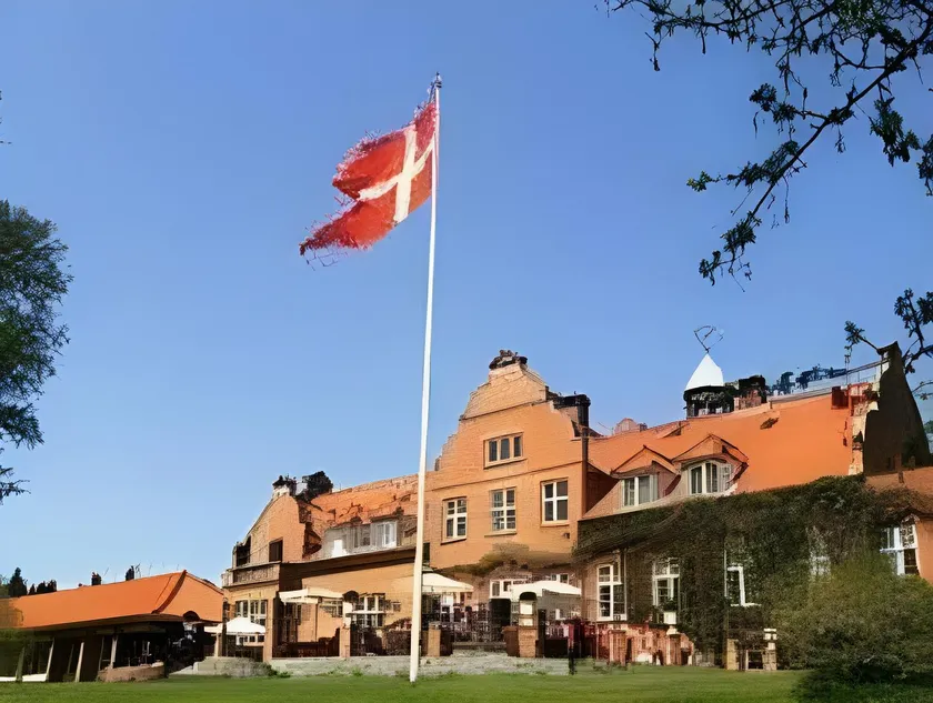 Sauntehus Castle Hotel - Image 1