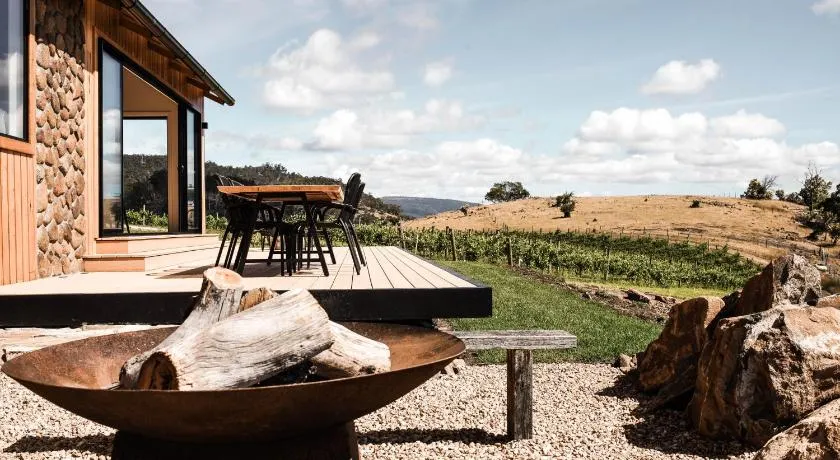 The Picker's Hut - Luxury Farm Stay - Image 1