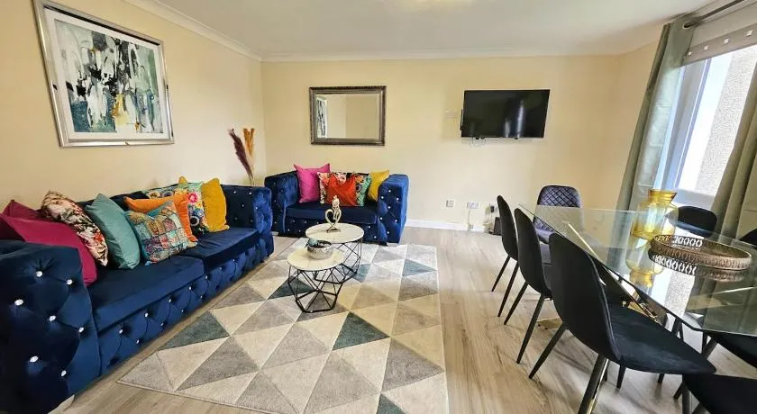 Stylish & Spacious 4 Bedroom House - Image 1