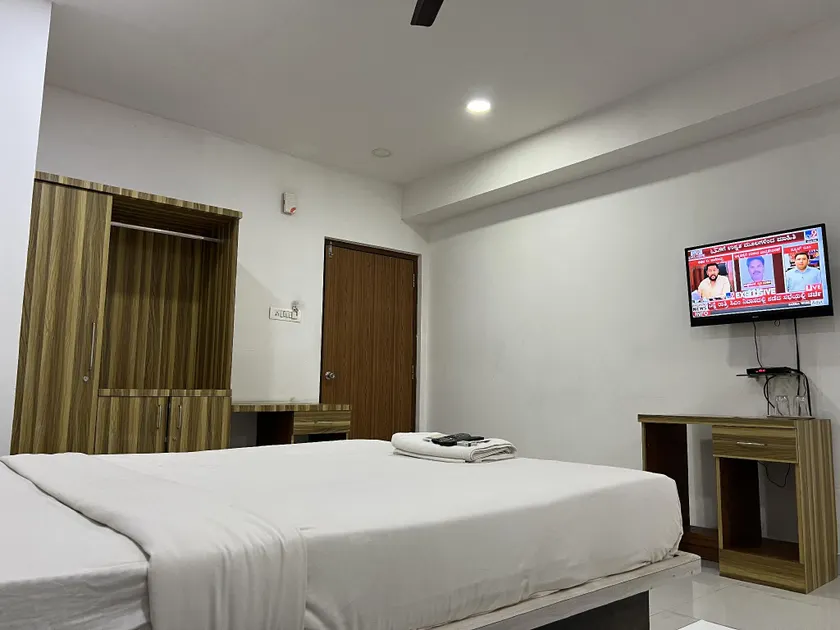 Hotel White Stone Premier Inn - Image 1