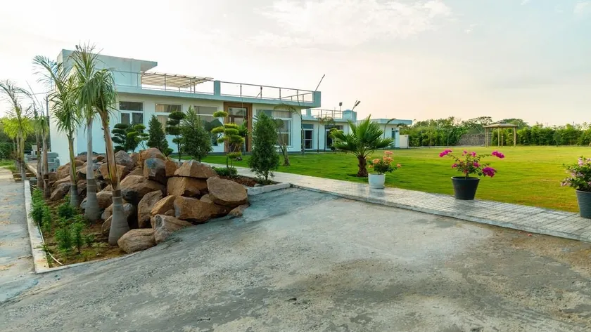 Galaxy Aravali Farm
5 BHK with Pool, City skyline. - Image 1