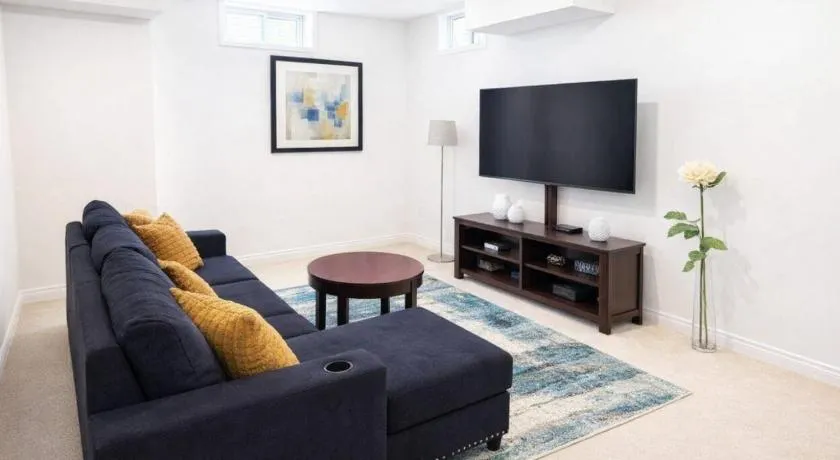 Cozy Guest Suite with Private Bathroom & Entrance - Image 1