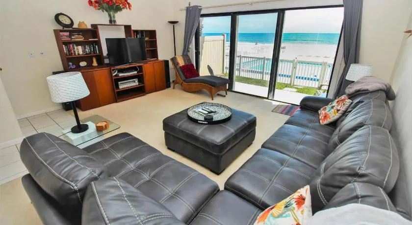 Oceanside Village Townhouse No Drive New Smyrna Beach, Private Ground Floor Patio w Grill - Image 1