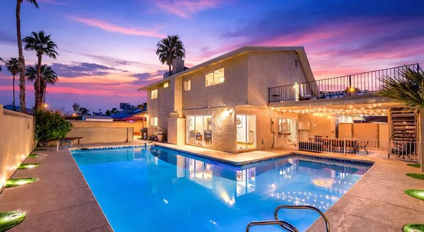 Oasis Near STRIP Pool Jacuzzi Deck Poker Room - Image 1