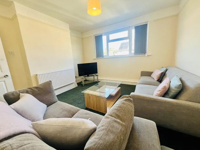 Large & Bright Holiday Home by Felixstowe Beach - Image 1