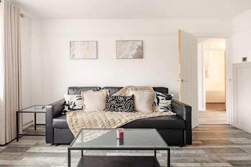Elegant & Spacious 2-Bedroom Apartment in Wimbledon - Image 1