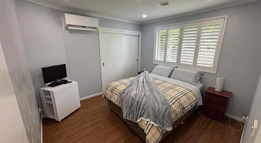 Guest ensuite room with private entrance - Image 1