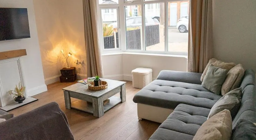 Cosy 2BR House - Space Centre - Free Parking - Image 1