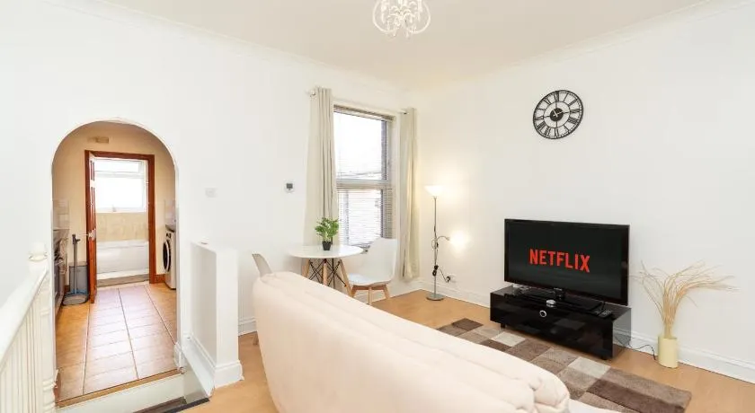 Classy Home near Southampton Airport -Free parking - Image 1