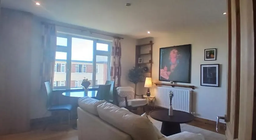 Bright 2bdr Sandymount Apartment Near Sea - Image 1