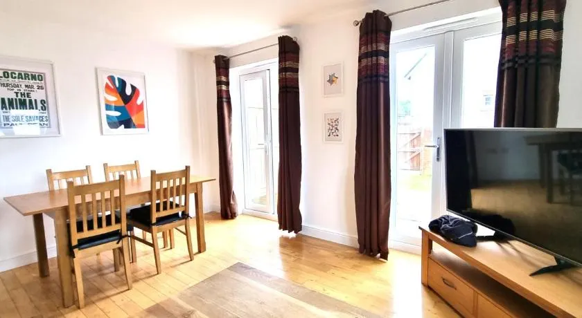 Spacious 4 Bedroom House, Old Town - Image 1