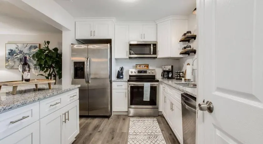 Modern + Cozy Townhome - Minutes To Avalon W/King - Image 1