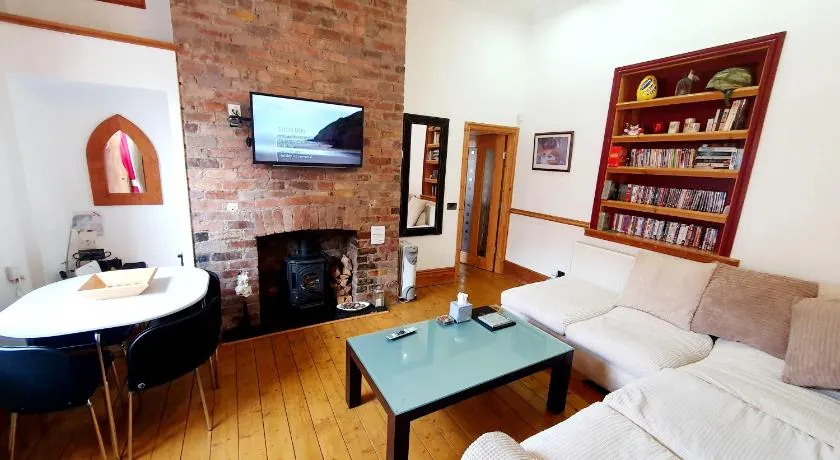 FREE DOG STAY - LARGE APARTMENT - Walk in Shower -FULL Kitchen - Free On Street Parking, NETFLIX - Super Fast WiFi - DVD's-Welcome Tray - No Deposits - Just Meters from Gavin n Stacey Film House - Image 1