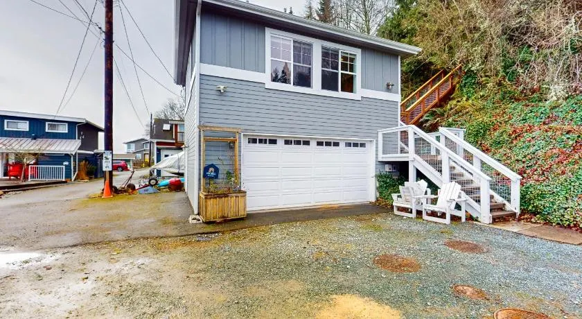 Tyee Shoreline Retreat B - Image 1