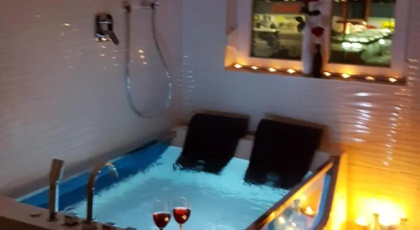 Diseñado apartamento Val con bañera de hidromasaje y sauna para dos personas. - Image 1