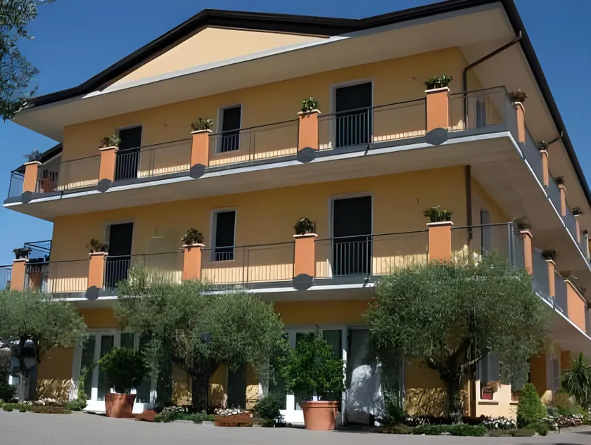 Hotel Confine - Image 1
