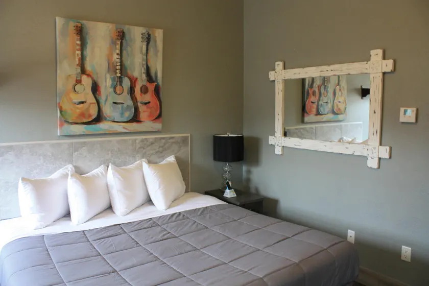 Price Pointe Inn - Image 1
