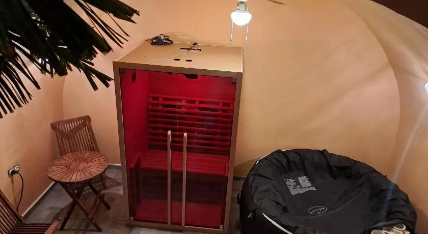 Atraktivna kuća sa saunom i grijanim jacuzzijem - Image 1