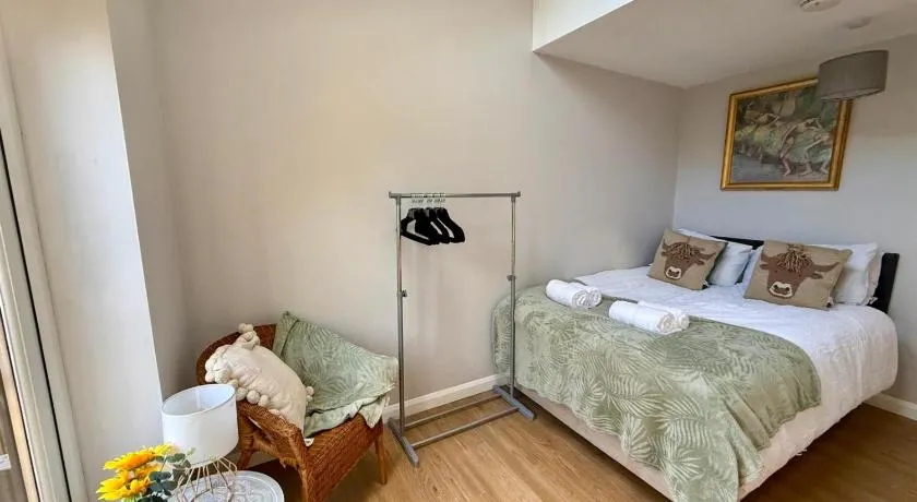 Squires House Long Stays Sleep 8 Free Parking - Image 1