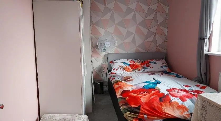 Homestay Room with Family near NEC Airport BHX - Image 1
