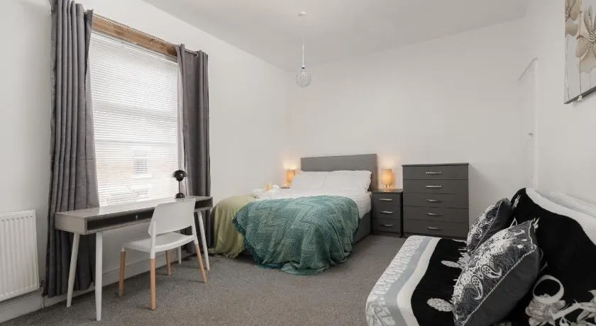 Stylish 3BD Home Contractors Long Stays Sleeps 8 WiFi Garden Parking - Image 1