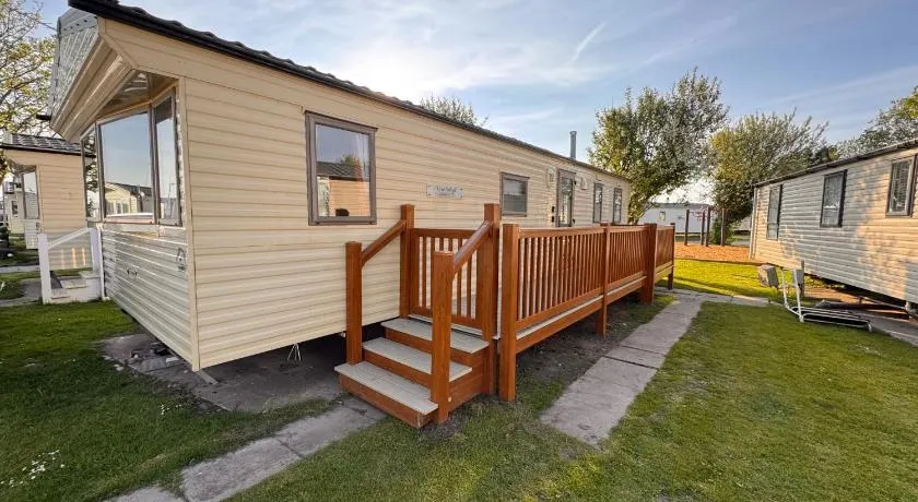 3 Bed Caravan - Side gated decking WiFi Pets - Image 1
