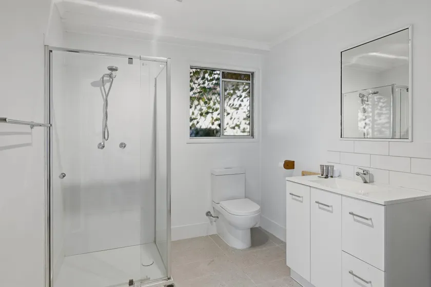 Coastal Escape with Courtyard and Parking - Image 1