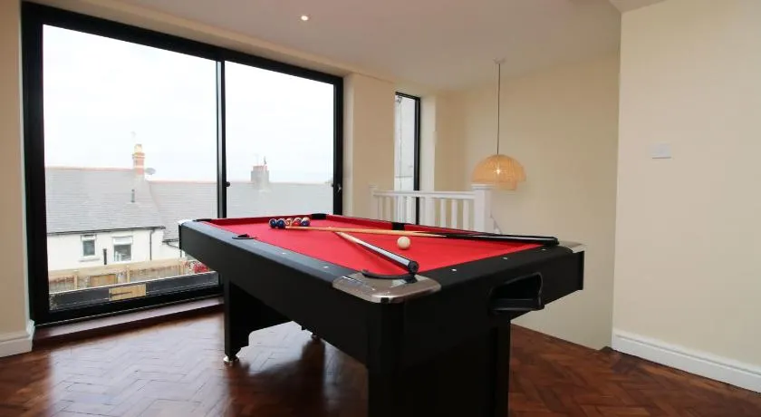 Queens Haven by Prime Stays - Luxury 4 Bedroom Home - All Ensuite & Games Room - Image 1
