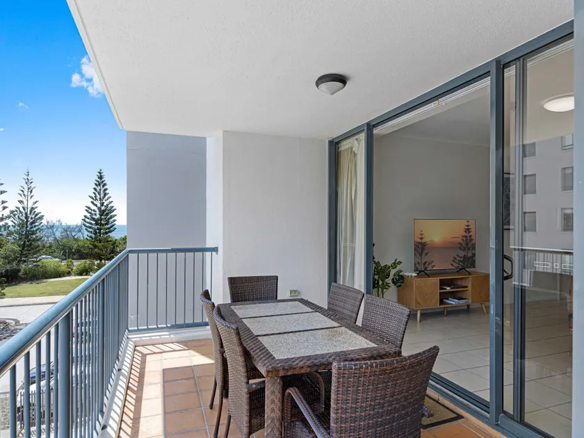 Beachside 2-Bed with Pools, Gym, BBQ and Parking - Image 1