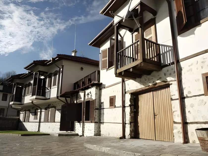 Family Hotel Dinchova kushta - Image 1