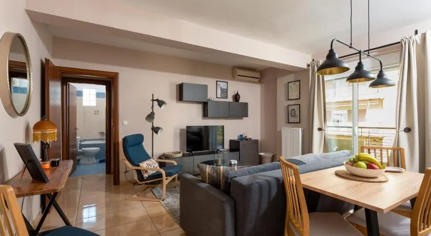 Elenas Modern Apartment with Free Parking - Image 1