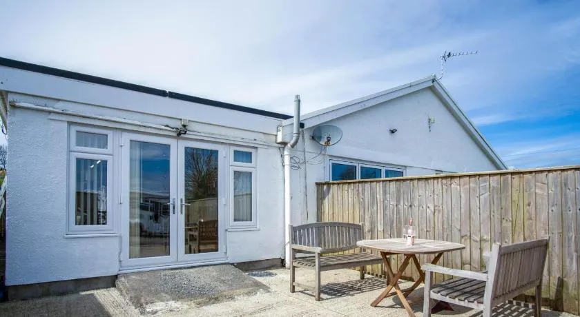 Ridgeway Hideaway - 1 Bedroom Holiday Home - Manorbier - Image 1
