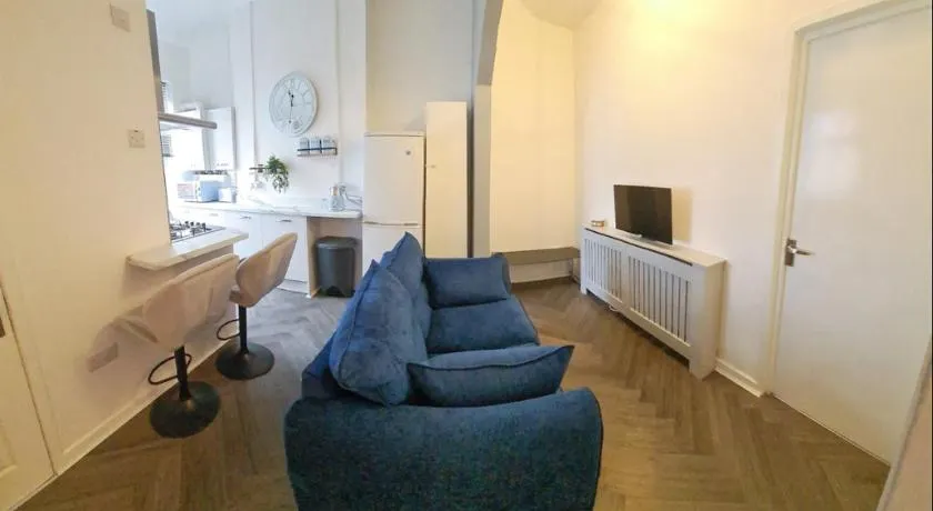 Entire 2 Bed Flat on 3rd floor near City Centre & Stadium - Image 1
