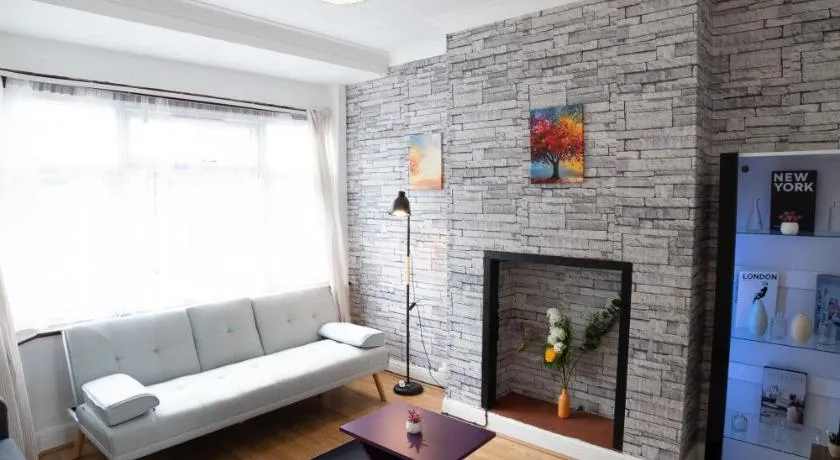 3 Bed Pet Friendly Home, With BBQ - Image 1