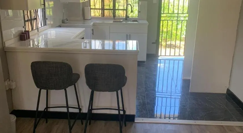Sea Breeze Holiday Apartments 3 Minute Walk to Black Sand Beach - Image 1