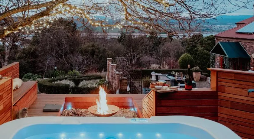 Luxury Nature Retreat - Spa, Cedar Sauna & Stunning Views - Image 1