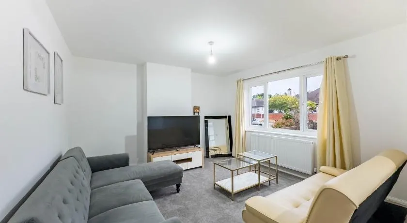 Southend Retreat KING SUITE Luxury stay with parking - Image 1