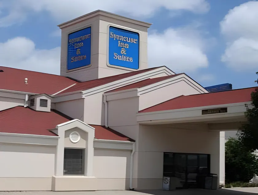 Syracuse Inn and Suites - Image 1