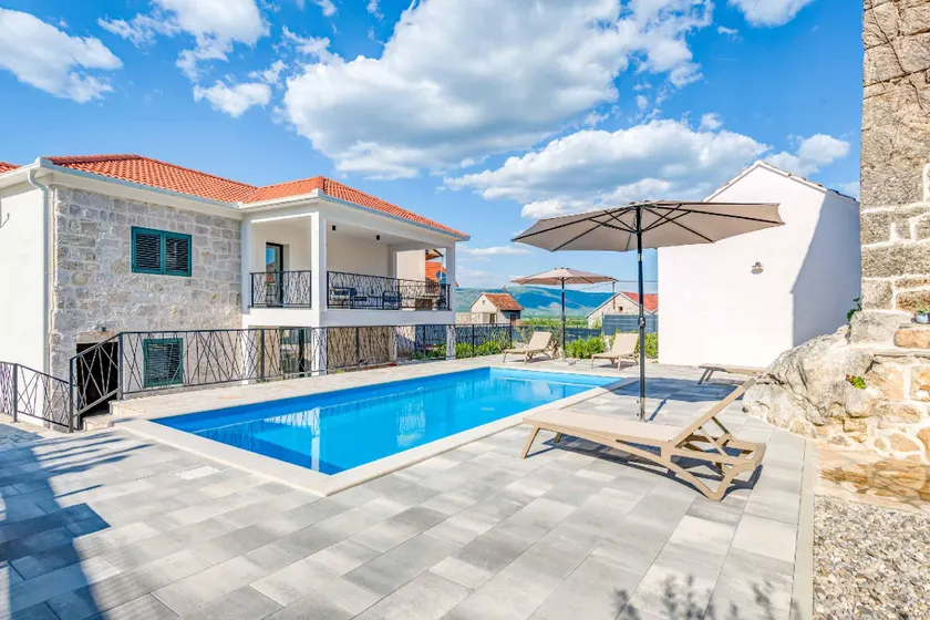 Villa Elegant Stone - Image 1
