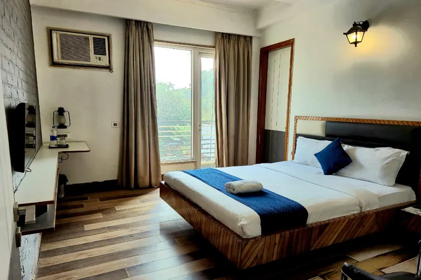 Premium Nest, Golf Course Road - Image 1