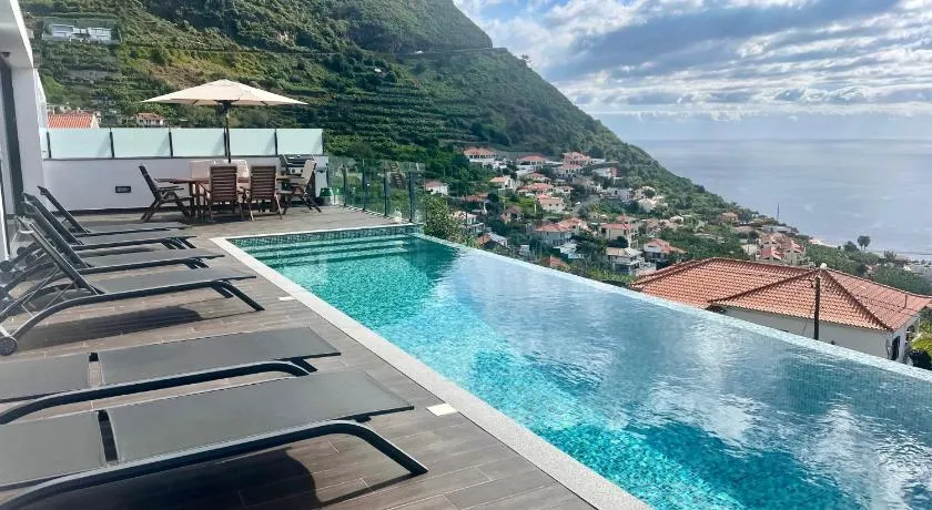 Merveilleuse villa adaptée aux familles avec internet haut débit, barbecue et terrasse | Vue mer - Image 1