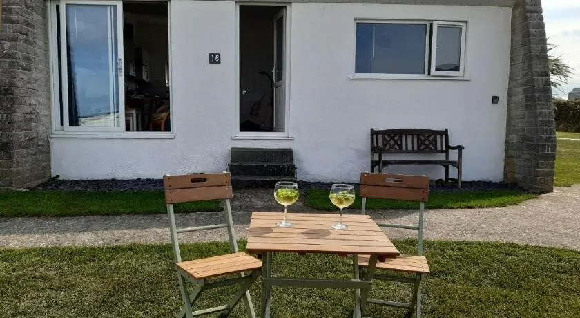 Chalet 18 Widemouth Bay Holiday Village - Image 1