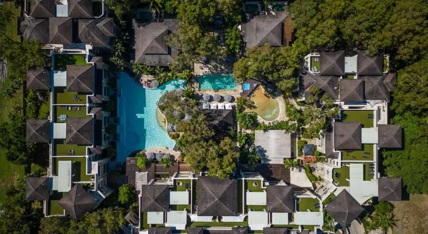 Private Apartments in the Temple Beachfront Resort Palm Cove - Image 1