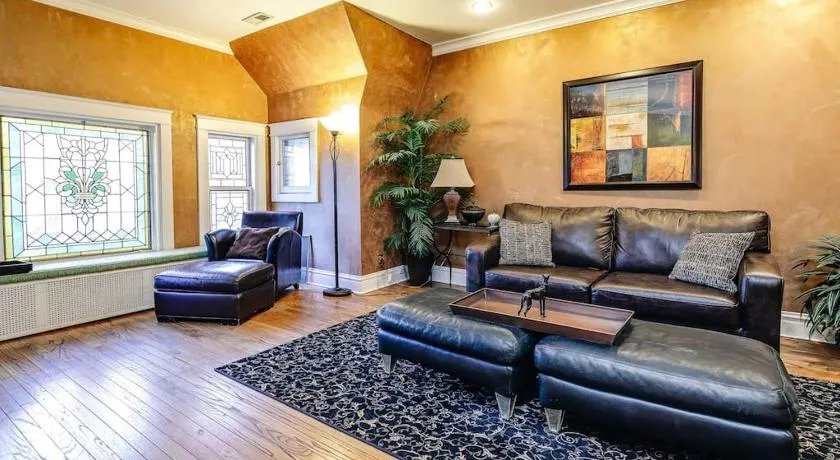 Historic and Unique Brownstone in Gold Coast - Downtown - 3 - Image 1