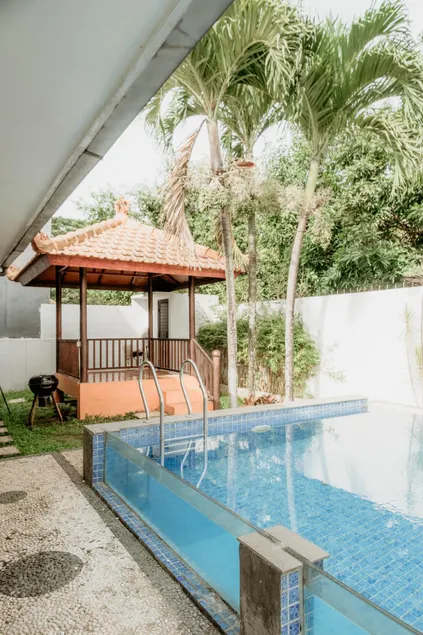 Orlando House (2BR) by Luxy Villa (Private Pool, Karaoke, Netflix, BBQ) Villa Taman Dayu Pandaan - Image 1